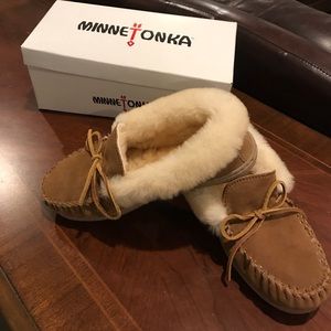 Minnetonka alpine sheepskin moccasins size 8.